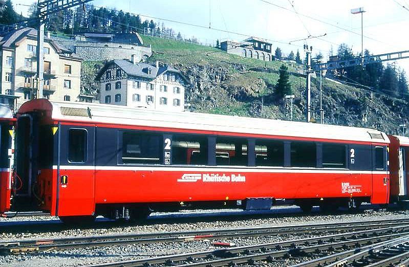 RhB - B 2492 am 10.05.1994 in St.Moritz - 2.Klasse verk�rzter Einheitspersonenwagen (Typ IV) f�r Bernin-Express mit braunen Fensterband  - �bernahme 28.10.1992 - SWA - Fahrzeuggewicht 17,00t - Sitzpl�tze 44 - L�P 14,50m - zul�ssige Geschwindigkeit 90 km/h - Logo RhB in deutsch - Kennzeichnung an den Ecken gelbe Dreiecke - Hinweis: Die Fahrzeugserie besteht aus 7 Wagen mit den Nummern 2491 bis 2497. 
