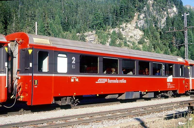RhB - B 2492 am 06.09.1994 in Preda - 2.Klasse verk�rzter Einheitspersonenwagen (Typ IV) f�r Bernin-Express mit braunen Fensterband  - �bernahme 28.10.1992 - SWA - Fahrzeuggewicht 17,00t - Sitzpl�tze 44 - L�P 14,50m - zul�ssige Geschwindigkeit 90 km/h - Logo RhB in italienisch- - Kennzeichnung an den Ecken gelbe Dreiecke - Hinweis: Die Fahrzeugserie besteht aus 7 Wagen mit den Nummern 2491 bis 2497. 
