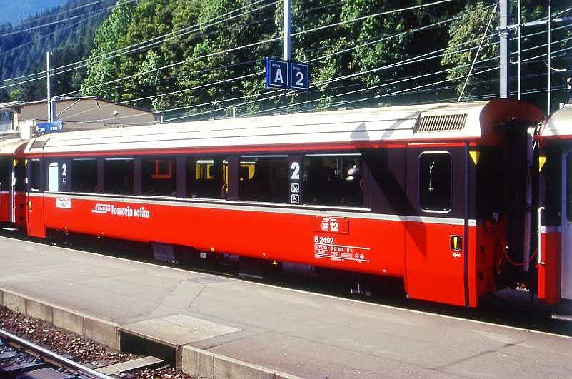 RhB - B 2492 am 01.09.1995 in Poschiavo - 2.Klasse verk�rzter Einheitspersonenwagen (Typ IV) f�r Bernin-Express mit braunen Fensterband  - �bernahme 28.10.1992 - SWA - Fahrzeuggewicht 17,00t - Sitzpl�tze 44 - L�P 14,50m - zul�ssige Geschwindigkeit 90 km/h - Logo RhB in italienisch- - Kennzeichnung an den Ecken gelbe Dreiecke - Hinweis: Die Fahrzeugserie besteht aus 7 Wagen mit den Nummern 2491 bis 2497. 
