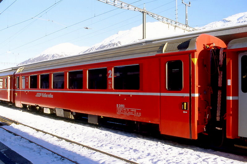 RhB - B 2493 am 13.12.2007 in Samedan - 2.Klasse verk�rzter Einheitspersonenwagen (Typ IV) f�r Bernin-Express, urspr�nglich mit braunen Fensterband  - �bernahme 13.11.1992 - SWA - Fahrzeuggewicht 17,00t - Sitzpl�tze 44 - L�P 14,50m - zul�ssige Geschwindigkeit 90 km/h - �2=11.11.2005 - Logo RhB in r�toromanisch, Klassezahlen gro�, hoher Anschriftenblock, dicke Betriebsnummern - Hinweis: Die Fahrzeugserie besteht aus 7 Wagen mit den Nummern 2491 bis 2497. 
