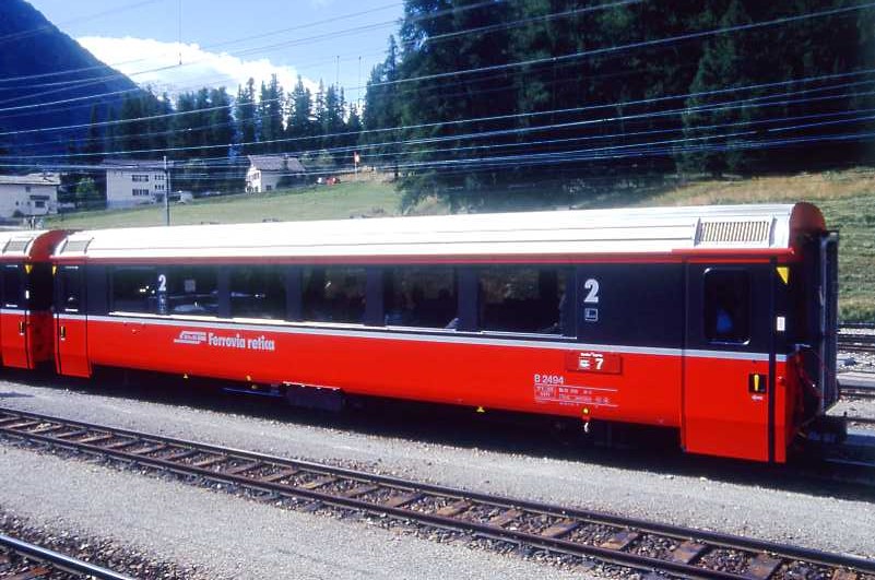 RhB - B 2494 am 31.08.1993 in Pontresina - 2.Klasse verk�rzter Einheitspersonenwagen (Typ IV) f�r Bernin-Bahn mit braunen Fensterband  - �bernahme 23.11.1992 - SWA - Fahrzeuggewicht 17,00t - Sitzpl�tze 44 - L�P 14,50m - zul�ssige Geschwindigkeit 90 km/h - �2=27.01.2006 - Logo RhB in italienisch, Klassezahlen gro�, hoher Anschriftenblock, dicke Betriebsnummern - Hinweis: Die Fahrzeugserie besteht aus 7 Wagen mit den Nummern 2491 bis 2497. 
