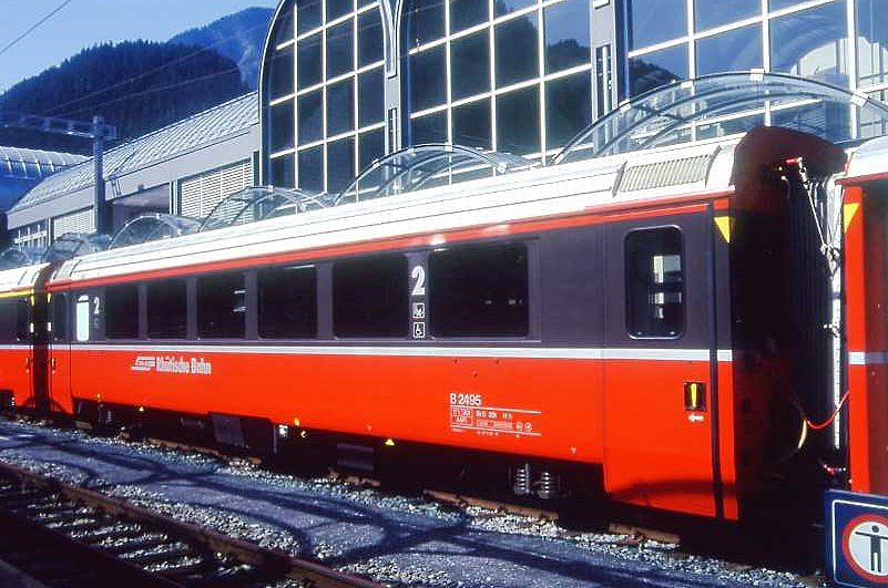 RhB - B 2495 am 05.06.1993 in Tirano - 2.Klasse verk�rzter Einheitspersonenwagen (Typ IV) f�r Bernin-Express mit braunen Fensterband  - �bernahme 27.11.1992 - SWA - Fahrzeuggewicht 17,00t - Sitzpl�tze 44 - L�P 14,50m - zul�ssige Geschwindigkeit 90 km/h - Logo RhB in deutsch, Klassezahlen gro�, hoher Anschriftenblock, dicke Betriebsnummern - Hinweis: Die Fahrzeugserie besteht aus 7 Wagen mit den Nummern 2491 bis 2497. 
