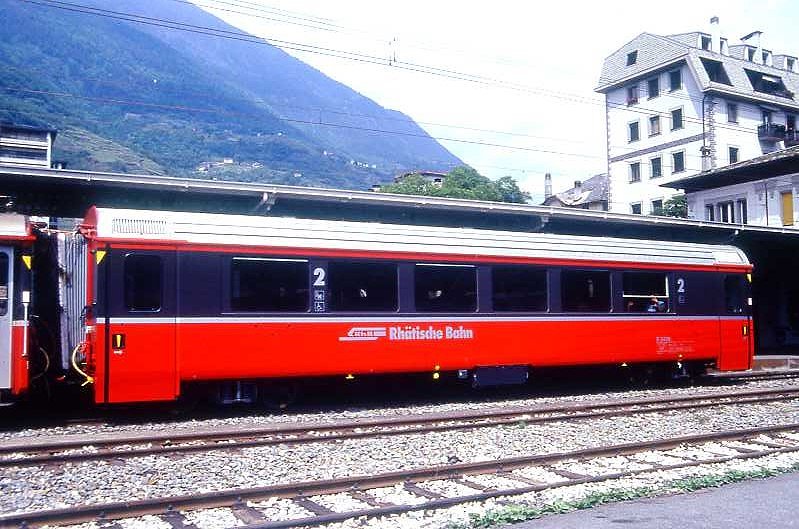 RhB - B 2496 am 30.05.1993 in Tirano - 2.Klasse verk�rzter Einheitspersonenwagen (Typ IV) f�r Bernin-Express mit braunen Fensterband  - �bernahme 04.12.1992 - SWA - Fahrzeuggewicht 17,00t - Sitzpl�tze 44 - L�P 14,50m - zul�ssige Geschwindigkeit 90 km/h - Logo RhB in deutsch, Klassezahlen gro�, hoher Anschriftenblock, dicke Betriebsnummern - Hinweis: Die Fahrzeugserie besteht aus 7 Wagen mit den Nummern 2491 bis 2497. 
