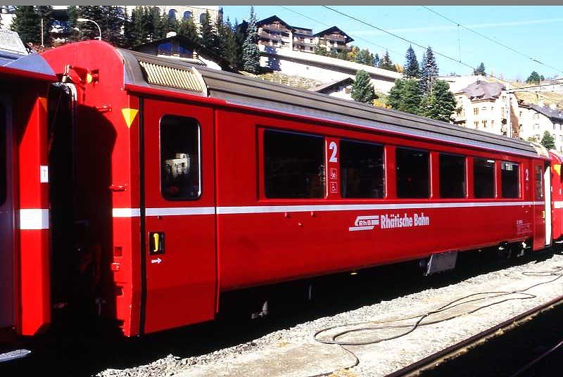 RhB - B 2496 am 17.10.2008 in St.Moritz - 2.Klasse verk�rzter Einheitspersonenwagen (Typ IV) f�r Bernin-Express, urspr�nglich mit braunen Fensterband  - �bernahme 04.12.1992 - SWA - Fahrzeuggewicht 17,00t - Sitzpl�tze 44 - L�P 14,45m - zul�ssige Geschwindigkeit 90 km/h - Logo RhB in deutsch, Klassezahlen gro�, hoher Anschriftenblock, dicke Betriebsnummern - �2=23.12.2005 - Hinweis: Die Fahrzeugserie besteht aus 7 Wagen mit den Nummern 2491 bis 2497. 
