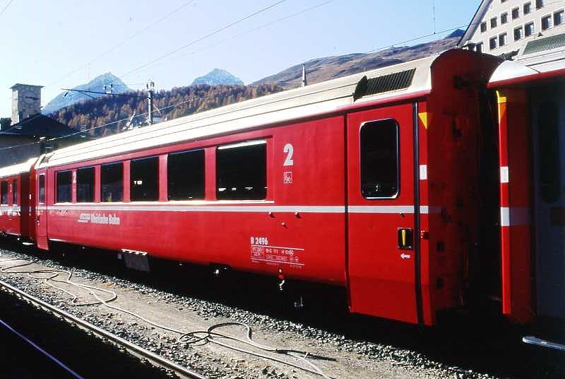 RhB - B 2496 am 17.10.2008 in St.Moritz - 2.Klasse verk�rzter Einheitspersonenwagen (Typ IV) f�r Bernin-Express, urspr�nglich mit braunen Fensterband  - �bernahme 04.12.1992 - SWA - Fahrzeuggewicht 17,00t - Sitzpl�tze 44 - L�P 14,45m - zul�ssige Geschwindigkeit 90 km/h - Logo RhB in deutsch, Klassezahlen gro�, hoher Anschriftenblock, dicke Betriebsnummern - �2=23.12.2005 - Hinweis: Die Fahrzeugserie besteht aus 7 Wagen mit den Nummern 2491 bis 2497. 
