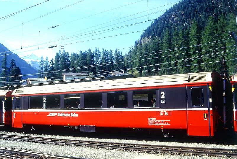 RhB - B 2497 am 11.09.1994 in Pontresina - 2.Klasse verk�rzter Einheitspersonenwagen (Typ IV) f�r Bernin-Express mit braunen Fensterband  - �bernahme 04.12.1992 - SWA - Fahrzeuggewicht 17,00t - Sitzpl�tze 44 - L�P 14,45m - zul�ssige Geschwindigkeit 90 km/h - Logo RhB in deutsch, Kennzeichnung an den Ecken gelb - Hinweis: Die Fahrzeugserie besteht aus 7 Wagen mit den Nummern 2491 bis 2497. 
