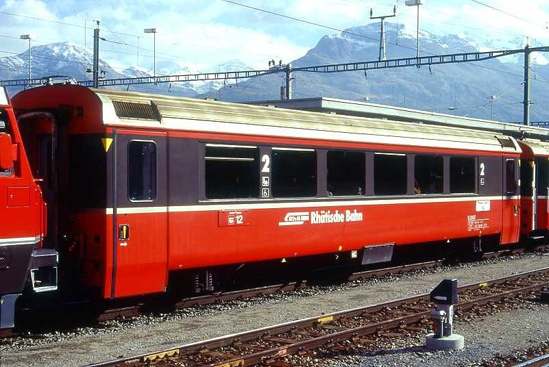 RhB - B 2497 am 05.09.1996 in Samedan - 2.Klasse verk�rzter Einheitspersonenwagen (Typ IV) f�r Bernin-Express mit braunen Fensterband  - �bernahme 04.12.1992 - SWA - Fahrzeuggewicht 17,00t - Sitzpl�tze 44 - L�P 14,45m - zul�ssige Geschwindigkeit 90 km/h - Logo RhB in deutsch, Kennzeichnung an den Ecken gelb - Hinweis: Die Fahrzeugserie besteht aus 7 Wagen mit den Nummern 2491 bis 2497. 
