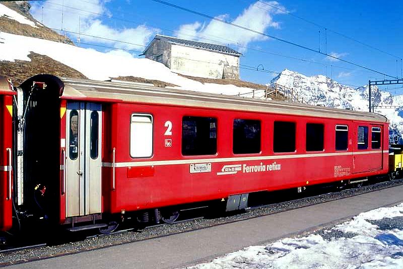 RhB - BD 2471 am 09.03.1998 in Alp Gr�m - 2.Klasse verk�rzter Einheitspersonenwagen mit Gep�ckabteil (Typ III) - �bernahme 10.08.1982 - FFA/SWP - Fahrzeuggewicht 14,00t - Ladegewicht 3,50t - Sitzpl�tze 27 - L�P 14,50m - zul�ssige Geschwindigkeit 90 km/h - �2=24.06.1994 - Logo RhB in italienisch - die Fahrzeugserie besteht aus 4 Wagen mit den Nummern 2471 bis 2474. 
