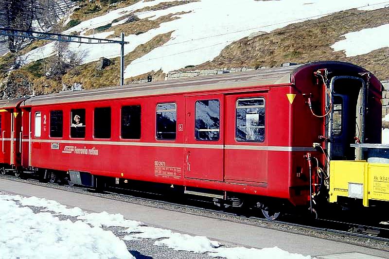 RhB - BD 2471 am 09.03.1998 in Alp Gr�m - 2.Klasse verk�rzter Einheitspersonenwagen mit Gep�ckabteil (Typ III) - �bernahme 10.08.1982 - FFA/SWP - Fahrzeuggewicht 14,00t - Ladegewicht 3,50t - Sitzpl�tze 27 - L�P 14,50m - zul�ssige Geschwindigkeit 90 km/h - �2=24.06.1994 - Logo RhB in italienisch - die Fahrzeugserie besteht aus 4 Wagen mit den Nummern 2471 bis 2474. 
