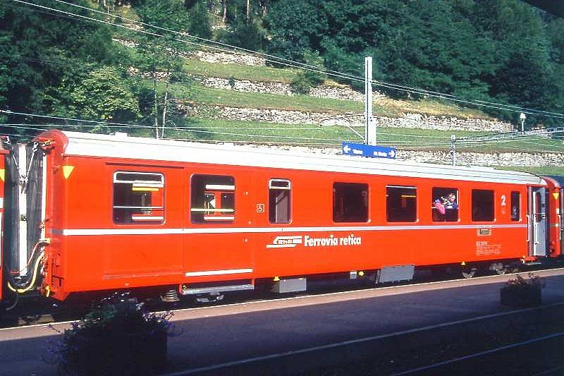 RhB - BD 2474 am 30.08.1993 in Poschiavo - 2.Klasse verk�rzter Einheitspersonenwagen mit Gep�ckabteil (Typ III) - �bernahme 26.10.1982 - FFA/SWP - Fahrzeuggewicht 15,00t - Sitzpl�tze 30 - L�P 14,50m - zul�ssige Geschwindigkeit 90 km/h - �2=03.06.1989 - Logo RhB in italienisch, Klassezahlen gro�, hoher Anschriftenblock, dicke Betriebsnummenr - Hinweis: Die Fahrzeugserie besteht aus 4 Wagen mit den Nummern 2471 bis 2474. 

