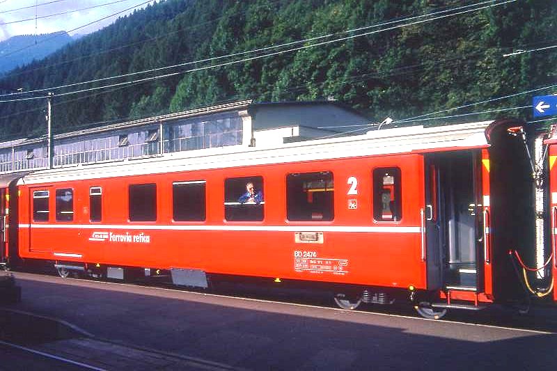 RhB - BD 2474 am 30.08.1993 in Poschiavo - 2.Klasse verk�rzter Einheitspersonenwagen mit Gep�ckabteil (Typ III) - �bernahme 26.10.1982 - FFA/SWP - Fahrzeuggewicht 15,00t - Sitzpl�tze 30 - L�P 14,50m - zul�ssige Geschwindigkeit 90 km/h - �2=03.06.1989 - Logo RhB in italienisch, Klassezahlen gro�, hoher Anschriftenblock, dicke Betriebsnummenr - Hinweis: Die Fahrzeugserie besteht aus 4 Wagen mit den Nummern 2471 bis 2474. 
