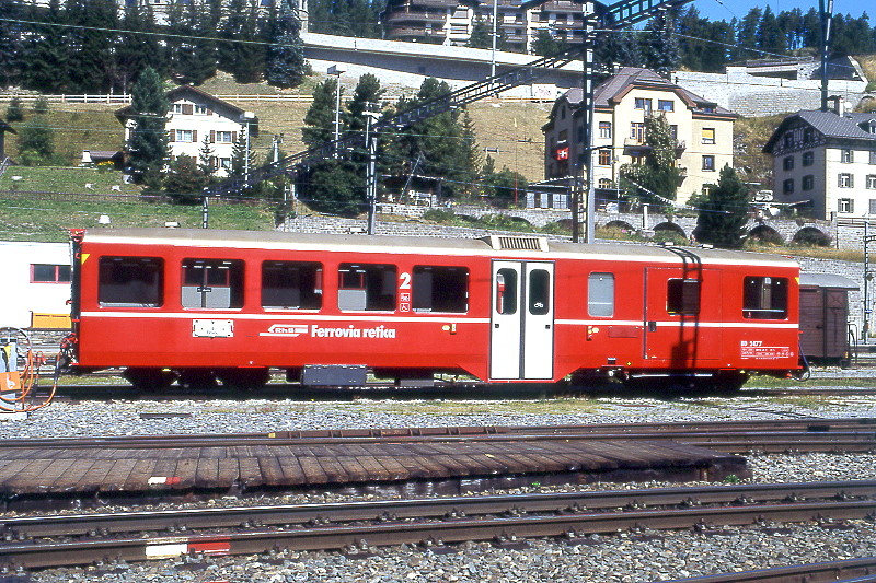 RhB - BD 2477 am 25.08.2008 in St.Moritz - 2.Klasse Personenwagen mit Gep�ckabteil f�r Stammnetz und Berninabahn - Mitteleinstiegswagen mittelschwerer Stahlbauart - Baujahr 1956 - SIG - Fahrzeuggewicht 19,00t - Sitzpl�tze 34 - Ladegewicht 3,00t - L�P 16,22m - zul�ssige Geschwindigkeit 90 km/h - Logo RhB in italienisch. Hinweis: Klassezahlen gro�, hoher Anschriftenblock, dicke Betriebsnummern - Lebenslauf: ex Stammnetzwagen B4� 2334 - 1964 B 2334 - 12/2002 ausr - 07/2003 verk�rzt und Umbau in BD 2477.  
