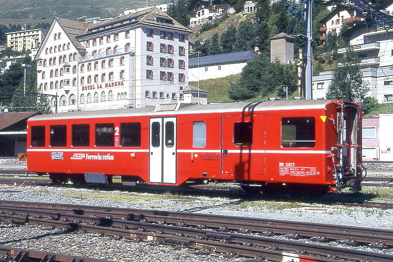 RhB - BD 2477 am 25.08.2008 in St.Moritz - 2.Klasse Personenwagen mit Gep�ckabteil f�r Stammnetz und Berninabahn - Mitteleinstiegswagen mittelschwerer Stahlbauart - Baujahr 1956 - SIG - Fahrzeuggewicht 19,00t - Sitzpl�tze 34 - Ladegewicht 3,00t - L�P 16,22m - zul�ssige Geschwindigkeit 90 km/h - Logo RhB in italienisch. Hinweis: Klassezahlen gro�, hoher Anschriftenblock, dicke Betriebsnummern - Lebenslauf: ex Stammnetzwagen B4� 2334 - 1964 B 2334 - 12/2002 ausr - 07/2003 verk�rzt und Umbau in BD 2477.  
