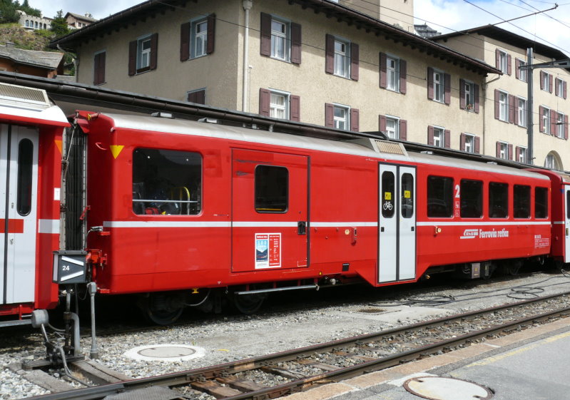 RhB - BD 2478 am 30.07.2010 in St.Moritz - 2.Klasse Personenwagen mit Gep�ckabteil f�r Stammnetz und Berninabahn - Mitteleinstiegswagen mittelschwerer Stahlbauart - �bernahme 21.12.1956 - SIG - Fahrzeuggewicht 19,00t - Sitzpl�tze 34 - Zuladung 3,00t - L�P 16,22m - zul�ssige Geschwindigkeit 90 km/h - Logo RhB in italienisch. Hinweis: Klassezahlen gro�, hoher Anschriftenblock, dicke Betriebsnummern - Lebenslauf: ex Stammnetzwagen B4� 2335 - 1964 B 2335 - 04/2003 ausr - �3=10.11.2003 verk�rzt und Umbau zu BD 2478.  
