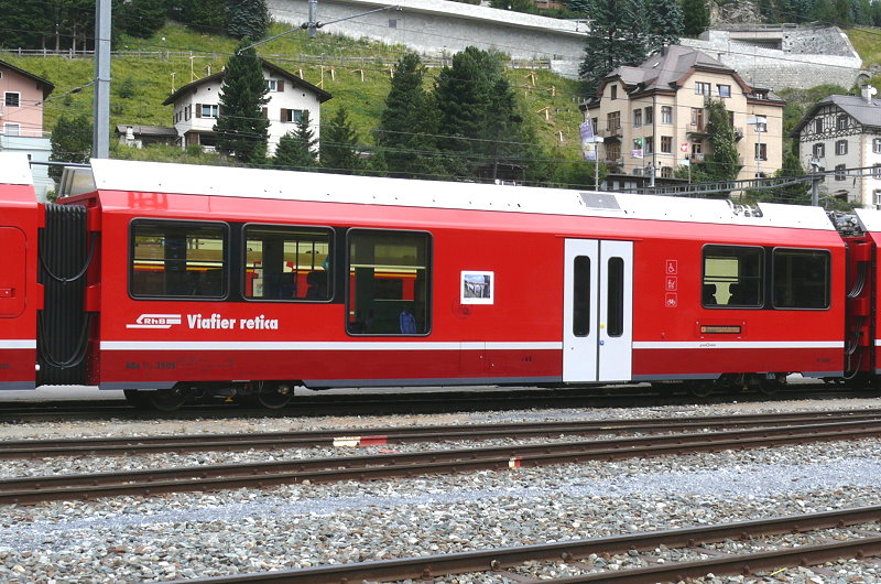 RhB - Bi 356.05 Zweisystem-Triebzug - Zwischenwagen am 25.07.2010 in St.Moritz - Logo Graub�nden in r�toromanisch
