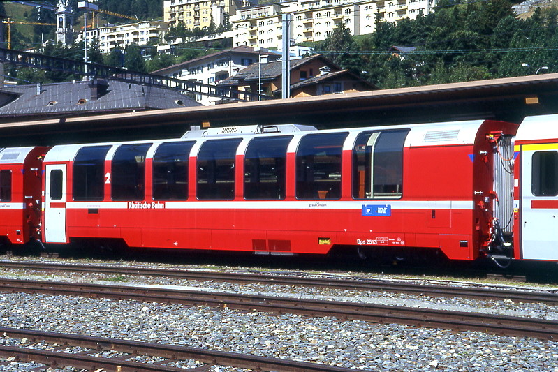 RhB - Bps 2513 am 28.05.2008 in St.Moritz - 2.Klasse Panoramawagen mit Service-Abteil f�r Bernin-Express - Baujahr 2006 - St - Fahrzeuggewicht 18,00t - Sitzpl�tze 48 - L�P 16,50m - zul�ssige Geschwindigkeit 100 km/h - Logo Graub�nden, RhB in deutsch, Klassezahlen gro�, ohne Anschriftenblock - Hinweis: Die Fahrzeugserie besteht aus 5 Wagen mit den Nummern 2511 bis 2515. 

