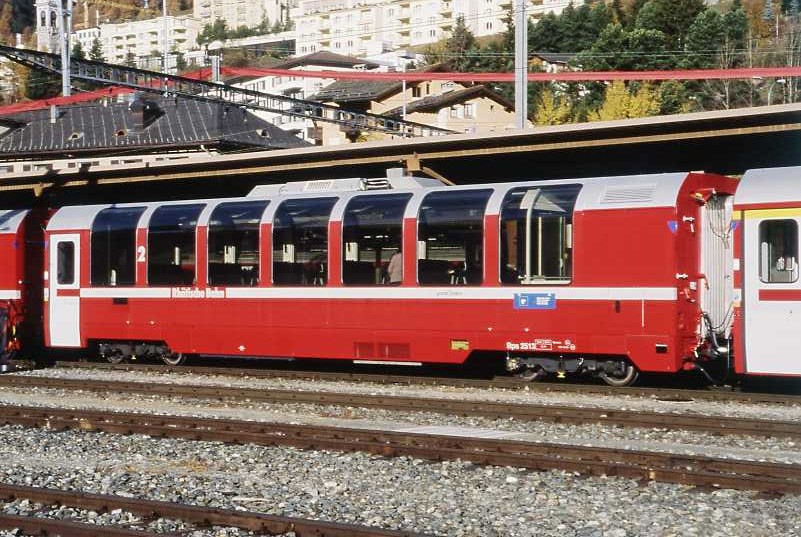 RhB - Bps 2513 am 27.10.2008 in St.Moritz - 2.Klasse Panoramawagen mit Service-Abteil f�r Bernin-Express - Baujahr 2006 - St - Fahrzeuggewicht 18,00t - Sitzpl�tze 48 - L�P 16,50m - zul�ssige Geschwindigkeit 100 km/h - Logo Graub�nden, RhB in deutsch, Klassezahlen gro�, ohne Anschriftenblock - Hinweis: Die Fahrzeugserie besteht aus 5 Wagen mit den Nummern 2511 bis 2515. 
