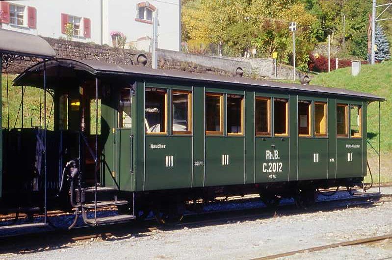 RhB - C 2012 am 10.10.2008 in Poschiavo - 3. Klasse historischer Personenwagen - Baujahr 1889 - SIG/RhB - Gewicht 8,00t - Sitzpl�tze 40 - �P 9,50m - zul�ssige Geschwindigkeit 60 km/h - �=19.03.1999 - Lebenslauf: ex LD C 32 - 1895 RhB C 52 - 1899 C 212 - 1911 C 2012 - 1940 X 9034 - 1989a - 03/1999 C 2012 - WN 9801. Hinweis: (Club 1889)
