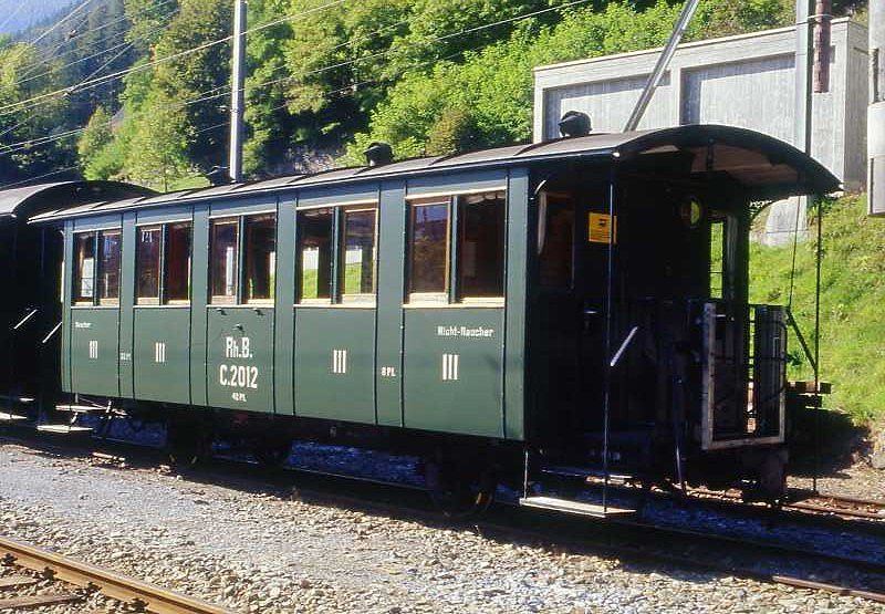 RhB - C 2012 am 10.10.2008 in Poschiavo - 3. Klasse historischer Personenwagen - Baujahr 1889 - SIG/RhB - Gewicht 8,00t - Sitzpl�tze 40 - �P 9,50m - zul�ssige Geschwindigkeit 60 km/h - �=19.03.1999 - Lebenslauf: ex LD C 32 - 1895 RhB C 52 - 1899 C 212 - 1911 C 2012 - 1940 X 9034 - 1989a - 03/1999 C 2012 - WN 9801. Hinweis: (Club 1889)
