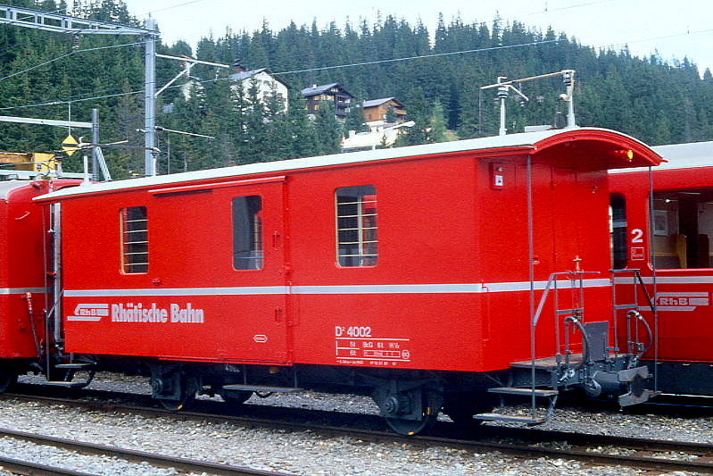 RhB - D� 4002 am 01.10.1990 in Arosa - Gep�ckwagen - Baujahr 1890 - SIG - Gewicht 6,00t - Ladegewicht 5,00t - L�P 8,94m - zul�ssige Geschwindigkeit 60 km/h - �2=17.07.1987 - Lebenslauf: ex LD Z 301 - 1895 RhB Z 301 - 1914 ChA Z 301 - 1932 F 83 - 1942 RhB F 4002 - 1964 D� 4002 - 25.02.1998 SEFT D 11

