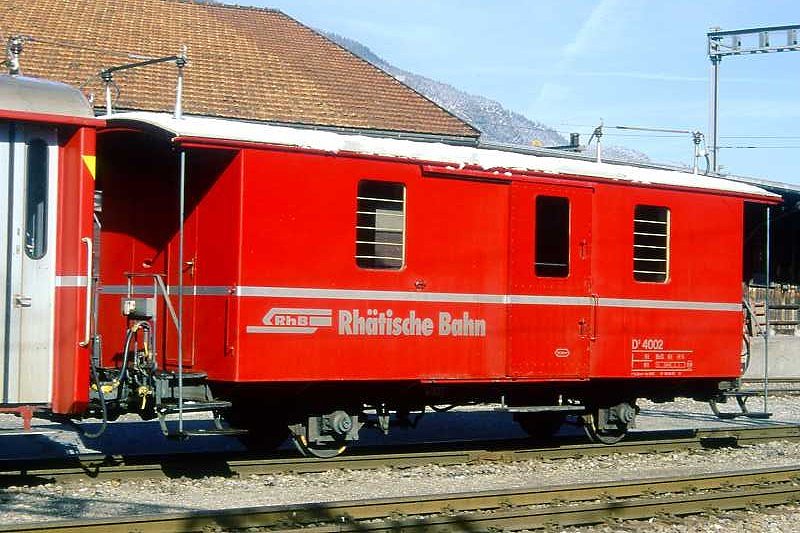 RhB - D� 4002 am 28.02.1997 in Chur - Gep�ckwagen - Baujahr 1890 - SIG - Gewicht 6,00t - Ladegewicht 5,00t - L�P 8,94m - zul�ssige Geschwindigkeit 60 km/h - �2=17.07.1987 - Lebenslauf: ex LD Z 301 - 1895 RhB Z 301 - 1914 ChA Z 301 - 1932 F 83 - 1942 RhB F 4002 - 1964 D� 4002 - 25.02.1998 SEFT D 11
