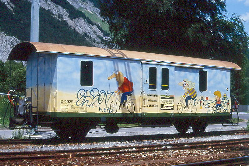 RhB - D� 4029 - Velowagen am 07.06.1992 in Felsberg - Baujahr 1911 - SWS - Fahrzeuggewicht 9,00t - Zuladung 10,00t - L�P 10,69m - zul�ssige Geschwindigkeit 65 km/h. - �3=28.06.1977 �2=18.05.1990 - RhB-Logo - Werbung: Volksbank - Lebenslauf: ex F 4029 - 1964 D� 4029 - 20.05.1989 Velowagen -  04/94 Umbau in Xk-v 9014II - 18.02.2011 Abbruch

