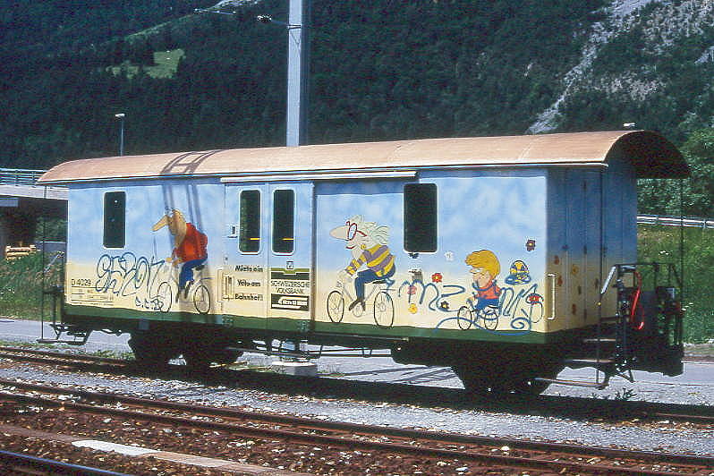 RhB - D� 4029 - Velowagen am 07.06.1992 in Felsberg - Baujahr 1911 - SWS - Fahrzeuggewicht 9,00t - Zuladung 10,00t - L�P 10,69m - zul�ssige Geschwindigkeit 65 km/h. - �3=28.06.1977 �2=18.05.1990 - RhB-Logo - Werbung: Volksbank - Lebenslauf: ex F 4029 - 1964 D� 4029 - 20.05.1989 Velowagen -  04/94 Umbau in Xk-v 9014II - 18.02.2011 Abbruch
