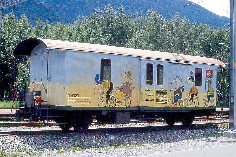 RhB - D� 4029 - Velowagen am 07.06.1992 in Felsberg - Baujahr 1911 - SWS - Fahrzeuggewicht 9,00t - Zuladung 10,00t - L�P 10,69m - zul�ssige Geschwindigkeit 65 km/h. - �3=28.06.1977 �2=18.05.1990 - RhB-Logo - Werbung: Volksbank - Lebenslauf: ex F 4029 - 1964 D� 4029 - 20.05.1989 Velowagen -  04/94 Umbau in Xk-v 9014II - 18.02.2011 Abbruch
