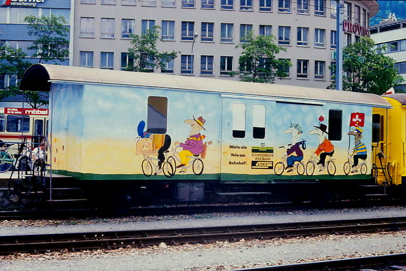 RhB - D� 4029 - Velowagen am 20.05.1989 in Chur - Baujahr 1911 - SWS - Fahrzeuggewicht 9,00t - Zuladung 10,00t - L�P 10,69m - zul�ssige Geschwindigkeit 65 km/h. - �3=28.06.1977 - RhB-Logo - Werbung: Volksbank - Lebenslauf: ex F 4029 - 1964 D� 4029 - 20.05.1989 Velowagen -  04/1994 Umbau in Xk-v 9014II - 18.02.2011 Abbruch - Hinweis: Fahrzeugdaten noch nicht angeschrieben
