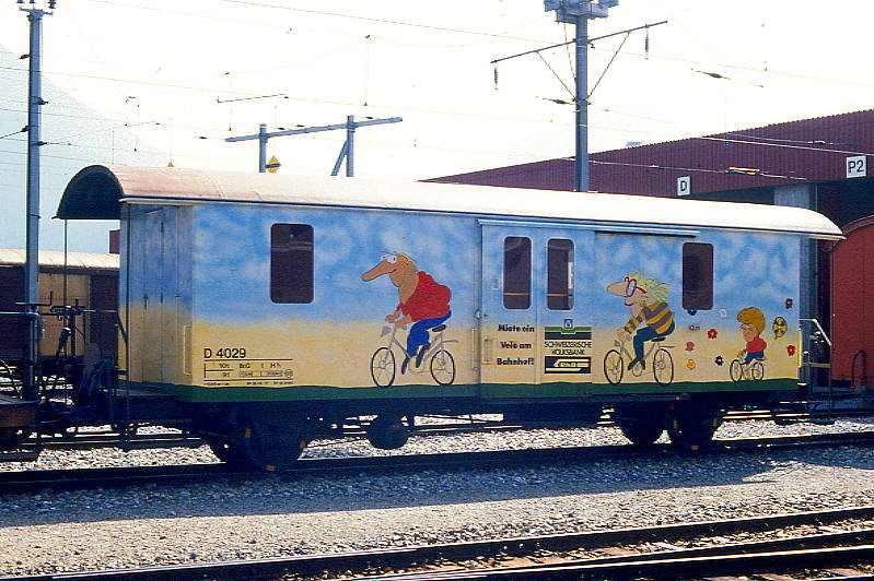 RhB - D� 4029 - Velowagen am 30.09.1990 in Samedan - Baujahr 1911 - SWS - Fahrzeuggewicht 9,00t - Zuladung 10,00t - L�P 10,69m - zul�ssige Geschwindigkeit 65 km/h. - �3=28.06.1977 2=18.05.1990 - RhB-Logo - Werbung: Volksbank - Lebenslauf: ex F 4029 - 1964 D� 4029 - 20.05.1989 Velowagen -  04/1994 Umbau in Xk-v 9014II - 18.02.2011 Abbruch
