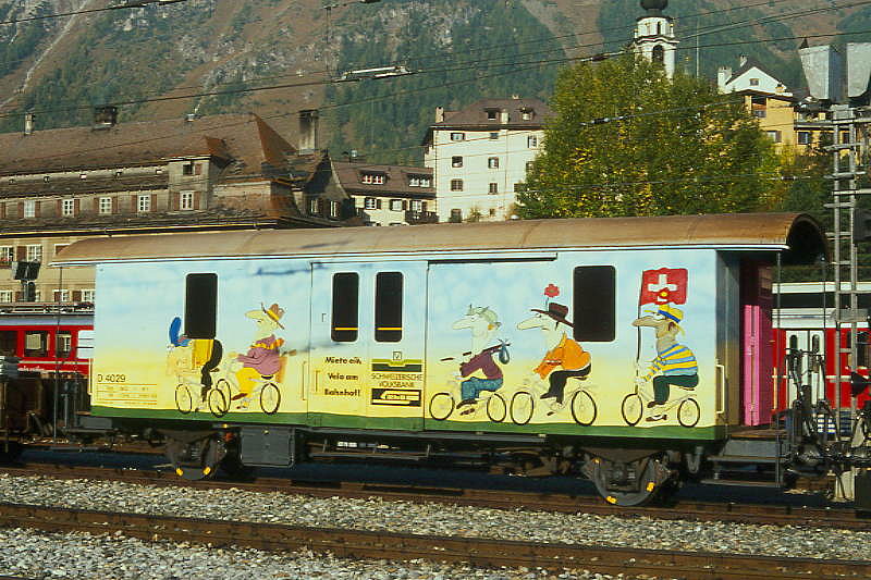 RhB - D� 4029 - Velowagen am 03.10.1990 in Samedan - Baujahr 1911 - SWS - Fahrzeuggewicht 9,00t - Zuladung 10,00t - L�P 10,69m - zul�ssige Geschwindigkeit 65 km/h. - �3=28.06.1977 2=18.05.1990 - RhB-Logo - Werbung: Volksbank - Lebenslauf: ex F 4029 - 1964 D� 4029 - 20.05.1989 Velowagen -  04/94 Umbau in Xk-v 9014II - 18.02.2011 Abbruch
