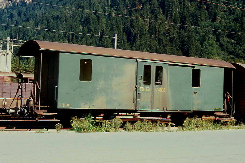 RhB - D� 4035 I - Gep�ckwagen am 09.05.1991 in Thusis - Baujahr 1911 - SWS - Fahrzeuggewicht 9,00t - Zuladung 10,00t - L�P 10,69m - zul�ssige Geschwindigkeit 65 km/h. - ohne RhB-Logo - Lebenslauf: ex F 4035 - 1964 D� 4035 I - 07/1990 Umbau zu B� 2099 offener Aussichtswagen
