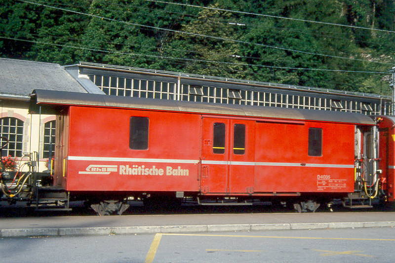 RhB - D� 4035 II - Gep�ckwagen am 30.08.1993 in Poschiavo - Baujahr 1911 - SWS - Fahrzeuggewicht 9,00t - Zuladung 10,00t - L�P 10,69m - zul�ssige Geschwindigkeit 65 km/h. - �3=04.05.1990 - RhB-Logo deutsch - Lebenslauf: ex F 4033 - 1964 D� 4033 - 04.05.1990 D� 4035II - 03/2004 Abbruch 
