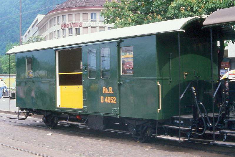 RhB - D� 4052 I - Gep�ckwagen am 21.05.1989 in Chur - Baujahr 1897 - SIG/RhB - Fahrzeuggewicht 8,00t - Zuladung 10,00t - L�P 9,54m - zul�ssige Geschwindigkeit 60 km/h.-  �2=20.05.1989 - Lebenslauf: ex A 6 - 1911 A 21 - 1926a - 1928 Umbau zu F 4052 - 1964 D� 4052 I - 1973 historisches Fahrzeug - 07/1998 Entgleisung Gr�sch (Kasten bei Aufprall auf Gittermasten schwer besch�digt) - 1999 Abbruch
