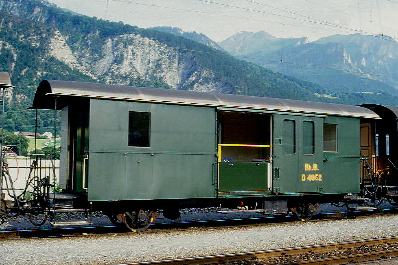 RhB - D� 4052 I - Gep�ckwagen am 25.08.1995 in Untervaz - Baujahr 1897 - SIG/RhB - Fahrzeuggewicht 8,00t - Zuladung 10,00t - L�P 9,54m - zul�ssige Geschwindigkeit 60 km/h.-  �2=20.05.1989 - Lebenslauf: ex A 6 - 1911 A 21 - 1926a - 1928 Umbau zu F 4052 - 1964 D� 4052 I - 1973 historisches Fahrzeug - 07/1998 Entgleisung Gr�sch (Kasten bei Aufprall auf Gittermasten schwer besch�digt) - 1999 Abbruch
