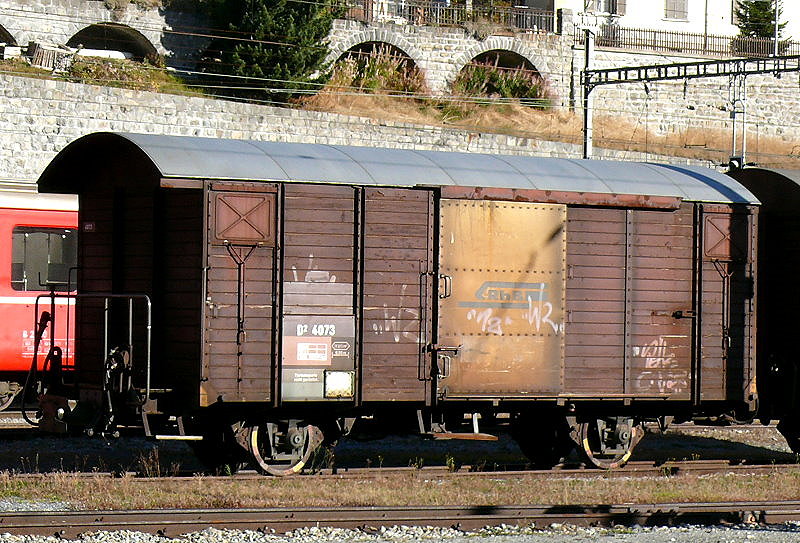 RhB - D� 4073 am 22.08.2009 in St.Moritz - Gep�ckwagen 2-achsig mit 1 offenen Plattform - Baujahr 1913 - Reich - Gewicht 6,80t - Zuladung 12,00t - L�P 8,49m - zul�ssige Geschwindigkeit 80R km/h - Lebenslauf: ex K1 5560 - 1969 Gbk-v 5560 - 12/2005 D� 4073
