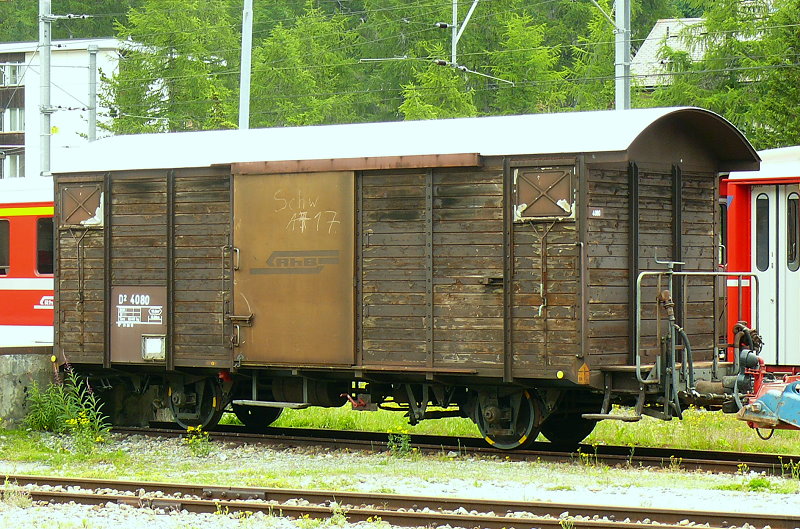 RhB - D� 4080 am 19.07.2013 in St.Moritz - Gep�ckwagen 2-achsig mit 1 offenen Plattform - Baujahr 1913 - Reich - Gewicht 6,94t - Zuladung 12,00t - L�P 8,49m - zul�ssige Geschwindigkeit 80R km/h - �2= 01.06.2010 - Lebenslauf: ex K1 5586 - 1969 Gbk 5586 - 1982 Gbk-v 5586 - 12/2005 D� 4080
