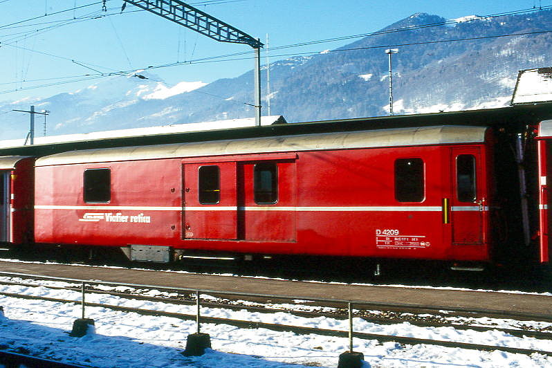 RhB - D 4209 - Gep�ckwagen am 30.01.1998 in Landquart - Baujahr 1914, nach Umbau �bernahme 31.12.1962 - SIG - Fahrzeuggewicht 17,00t - Zuladung 8,00t - L�P 13,86m - zul�ssige Geschwindigkeit 90 km/h.-  �2=01.02.1991 - RhB-Logo rh�toromanisch - Lebenslauf: ex Dk4� 3502 - 31.12.1962 F4� 4209 - 1964 D 4209. Hinweis: d�nne Fahrzeugnummer

