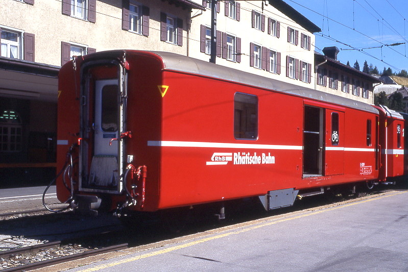 RhB - D 4209 - Gep�ckwagen am 25.08.2008 in St.Moritz - Baujahr 1914, nach Umbau �bernahme 13.12.1962 - SIG - Fahrzeuggewicht 17,00t - Zuladung 8,00t - L�P 13,86m - zul�ssige Geschwindigkeit 90 km/h.-  �1=24.02.2006 �2=01.02.1991 - RhB-Logo rh�toromanisch - dicke Fahrzeugnummer, Kennzeichnung an den Ecken offene gelbe Dreiecke - Lebenslauf: ex Dk4� 3502 - 13.12.1962 F4� 4209 - 1964 D 4209
