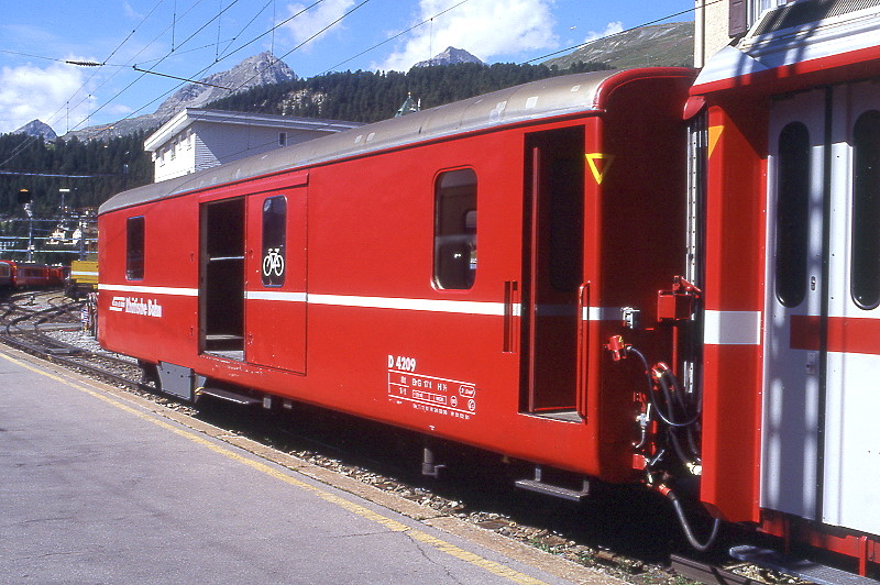 RhB - D 4209 - Gep�ckwagen am 25.08.2008 in St.Moritz - Baujahr 1914, nach Umbau �bernahme 13.12.1962 - SIG - Fahrzeuggewicht 17,00t - Zuladung 8,00t - L�P 13,86m - zul�ssige Geschwindigkeit 90 km/h.-  �1=24.02.2006 �2=01.02.1991 - RhB-Logo rh�toromanisch - dicke Fahrzeugnummer, Kennzeichnung an den Ecken offene gelbe Dreiecke - Lebenslauf: ex Dk4� 3502 - 13.12.1962 F4� 4209 - 1964 D 4209
