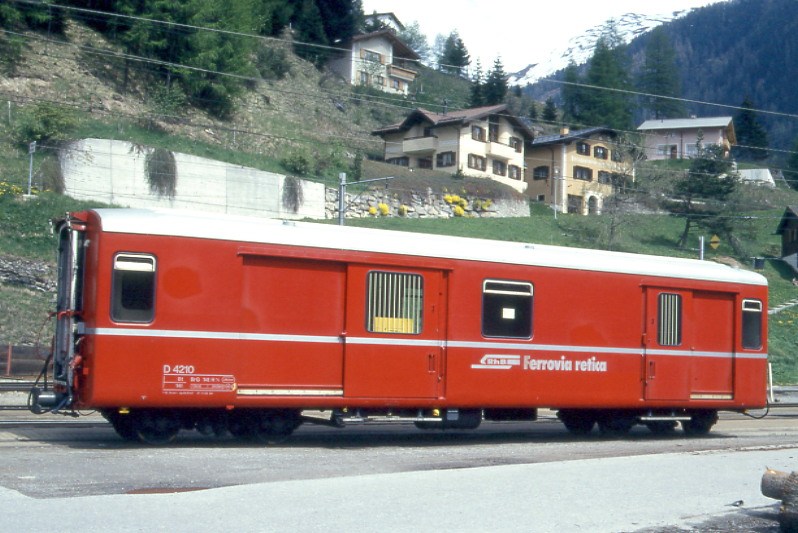 RhB - D 4210 - Gep�ckwagen am 14.05.1994 in Berg�n - �bernahme 14.01.1961 - FFA/SIG - Fahrzeuggewicht 14,00t - Zuladung 8,00t - L�P 13,74m - zul�ssige Geschwindigkeit 90 km/h.-  �2=11.03.1994 - RhB-Logo italienisch. Hinweis: jetzt mit Bremszahnrad durchstrichen, d�nne Fahrzeugnummer
