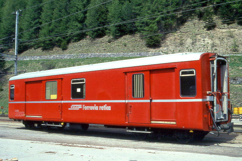 RhB - D 4210 - Gep�ckwagen am 14.05.1994 in Berg�n - �bernahme 14.01.1961 - FFA/SIG - Fahrzeuggewicht 14,00t - Zuladung 8,00t - L�P 13,74m - zul�ssige Geschwindigkeit 90 km/h.-  �2=11.03.1994 - RhB-Logo italienisch. Hinweis: jetzt mit Bremszahnrad durchstrichen, d�nne Fahrzeugnummer
