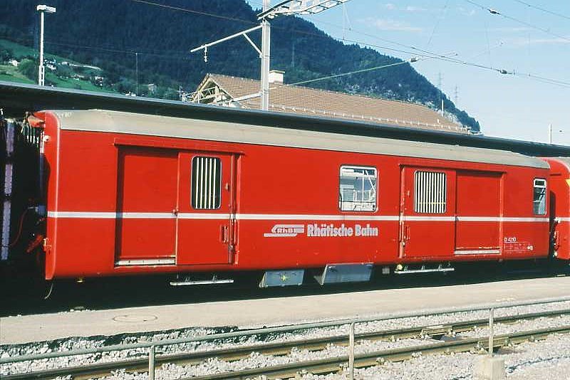 RhB - D 4210 - Gep�ckwagen am 02.10.1999 in Landquart - �bernahme 14.01.1961 - FFA/SIG - Fahrzeuggewicht 14,00t - Zuladung 8,00t - L�P 13,74m - zul�ssige Geschwindigkeit 90 km/h.-  �2=11.03.1994 - RhB-Logo italienisch. Hinweis: jetzt mit Bremszahnrad durchstrichen, d�nne Fahrzeugnummer
