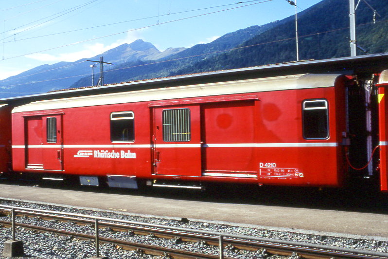 RhB - D 4210 - Gep�ckwagen am 02.10.1999 in Landquart - �bernahme 14.01.1961 - FFA/SIG - Fahrzeuggewicht 14,00t - Zuladung 8,00t - L�P 13,74m - zul�ssige Geschwindigkeit 90 km/h.-  �2=11.03.1994 - RhB-Logo italienisch. Hinweis: jetzt mit Bremszahnrad durchstrichen, d�nne Fahrzeugnummer
