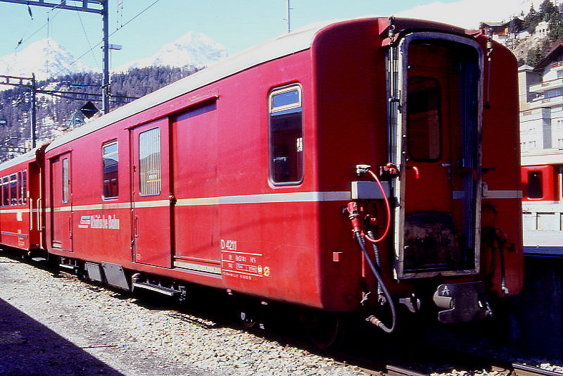 RhB - D 4211 - Gep�ckwagen am 19.08.1995 in St.Moritz - �bernahme 01.02.1961 - FFA/SIG - Fahrzeuggewicht 14,00t - Zuladung 8,00t - L�P 13,74m - zul�ssige Geschwindigkeit 90 km/h.-  �2=19.03.1992 - RhB-Logo deutsch. Lebenslauf: ex F4� 4211 - 1964 D 4211 - Hinweis: d�nne Fahrzeugnummer, jetzt mit Bremszahnrad durchstrichen, die Gep�ckwagenserie besteht aus 4 Fahrzeugen mit den Nummern 4210 bis 4213
