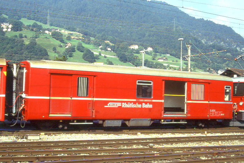 RhB - D 4211 - Gep�ckwagen am 06.09.1996 in Landquart - �bernahme 01.02.1961 - FFA/SIG - Fahrzeuggewicht 14,00t - Zuladung 8,00t - L�P 13,74m - zul�ssige Geschwindigkeit 90 km/h.-  �2=19.03.1992 - RhB-Logo deutsch. Lebenslauf: ex F4� 4211 - 1964 D 4211 - Hinweis: d�nne Fahrzeugnummer, jetzt mit Bremszahnrad durchstrichen, die Gep�ckwagenserie besteht aus 4 Fahrzeugen mit den Nummern 4210 bis 4213
