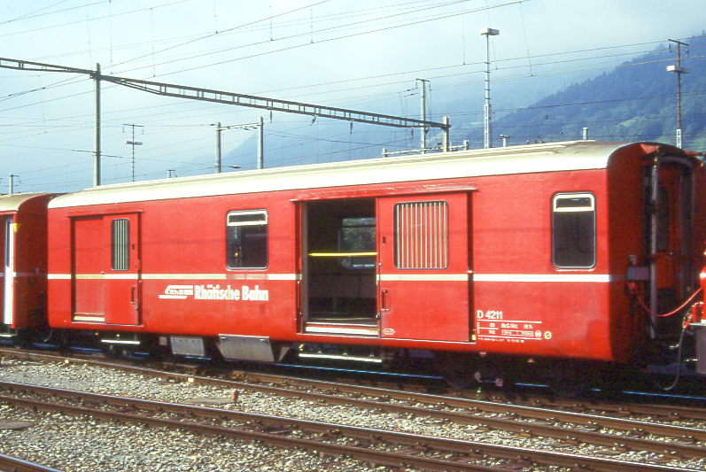 RhB - D 4211 - Gep�ckwagen am 06.09.1996 in Landquart - �bernahme 01.02.1961 - FFA/SIG - Fahrzeuggewicht 14,00t - Zuladung 8,00t - L�P 13,74m - zul�ssige Geschwindigkeit 90 km/h.-  �2=19.03.1992 - RhB-Logo deutsch. Lebenslauf: ex F4� 4211 - 1964 D 4211 - Hinweis: d�nne Fahrzeugnummer, jetzt mit Bremszahnrad durchstrichen, die Gep�ckwagenserie besteht aus 4 Fahrzeugen mit den Nummern 4210 bis 4213
