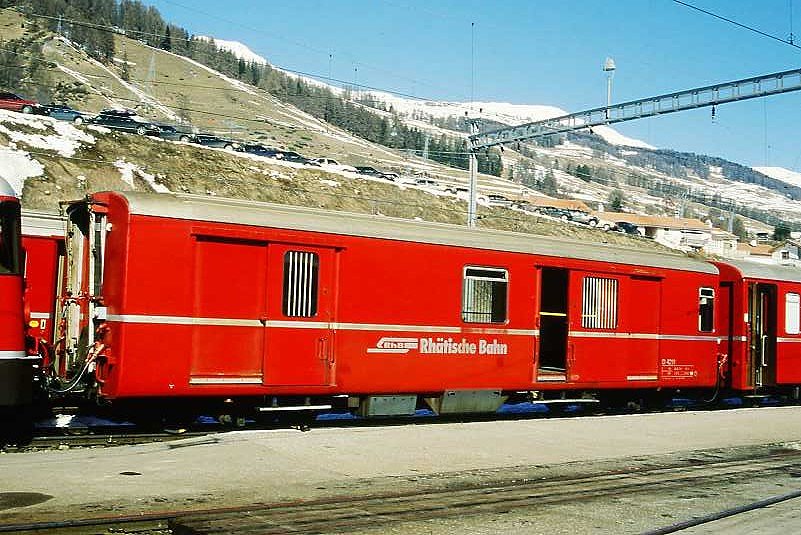 RhB - D 4211 - Gep�ckwagen am 02.03.1997 in Scuol - �bernahme 01.02.1961 - FFA/SIG - Fahrzeuggewicht 14,00t - Zuladung 8,00t - L�P 13,74m - zul�ssige Geschwindigkeit 90 km/h.-  �2=19.03.1992 - RhB-Logo deutsch. Lebenslauf: ex F4� 4211 - 1964 D 4211 - Hinweis: d�nne Fahrzeugnummer, jetzt mit Bremszahnrad, die Gep�ckwagenserie besteht aus 4 Fahrzeugen mit den Nummern 4210 bis 4213
