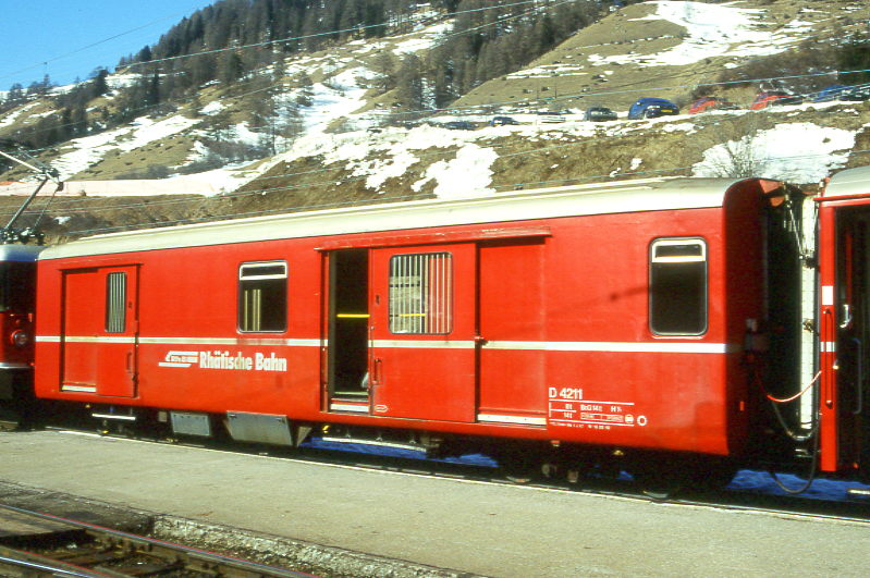 RhB - D 4211 - Gep�ckwagen am 02.03.1997 in Scuol - �bernahme 01.02.1961 - FFA/SIG - Fahrzeuggewicht 14,00t - Zuladung 8,00t - L�P 13,74m - zul�ssige Geschwindigkeit 90 km/h.-  �2=19.03.1992 - RhB-Logo deutsch. Lebenslauf: ex F4� 4211 - 1964 D 4211 - Hinweis: d�nne Fahrzeugnummer, jetzt mit Bremszahnrad, die Gep�ckwagenserie besteht aus 4 Fahrzeugen mit den Nummern 4210 bis 4213
