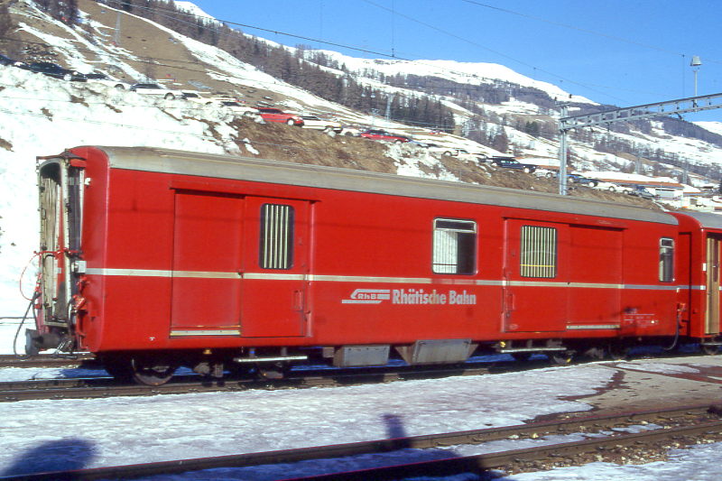  RhB - D 4211 - Gep�ckwagen am 09.02.1997 in Scuol - �bernahme 01.02.1961 - FFA/SIG - Fahrzeuggewicht 14,00t - Zuladung 8,00t - L�P 13,74m - zul�ssige Geschwindigkeit 90 km/h.-  �2=19.03.1992 - RhB-Logo deutsch. Lebenslauf: ex F4� 4211 - 1964 D 4211 - Hinweis: d�nne Fahrzeugnummer, jetzt mit Bremszahnrad, die Gep�ckwagenserie besteht aus 4 Fahrzeugen mit den Nummern 4210 bis 4213
